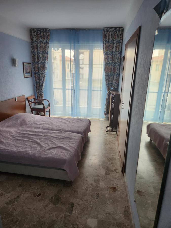Big Apart 140M2 5Min Walk To Beach Sea &Promenade 3 Double Rooms,Big Living Room 42M2, 3 Showers,9 Beds, Free Parking Νίκαια Εξωτερικό φωτογραφία
